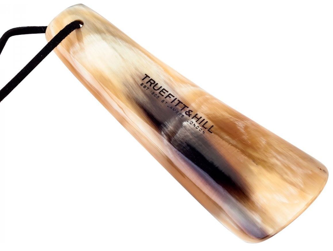 РОЖОК ДЛЯ ОБУВИ ИЗ РОГА С КОЖАНОЙ ПОДВЕСКОЙ Truefitt & Hill 11см.