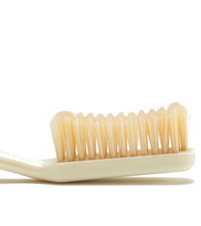 Зубная щетка с натуральной щетиной Captain Fawcett Toothbrush